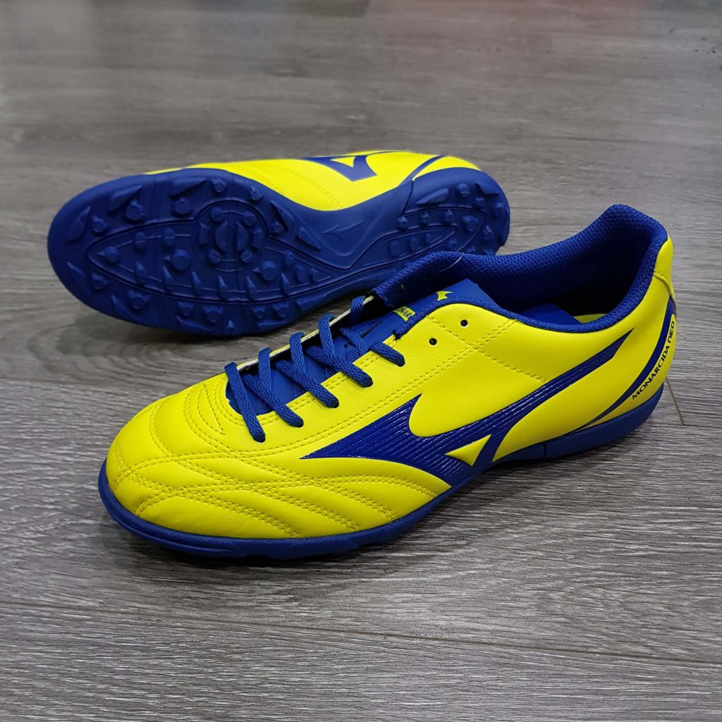 Gửi tặng giày bóng đá cho bạn ở Singapore