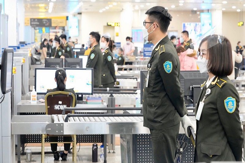 Nhân viên an ninh hàng không được lục soát người tại sân bay khi nào?