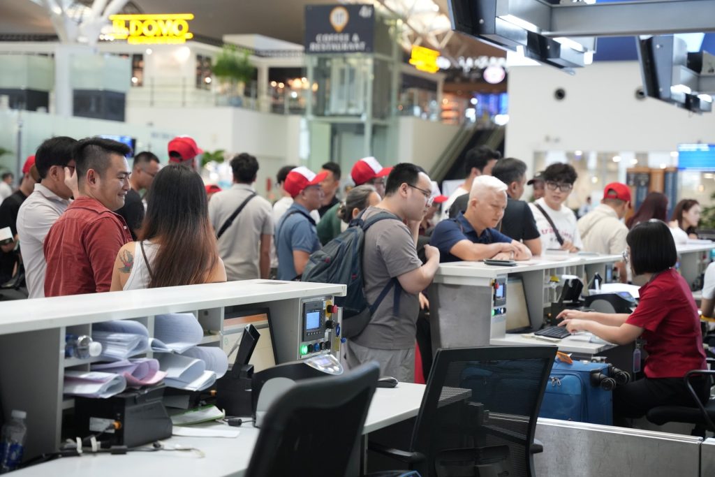 Nghịch Lý Giá Vé Mùa Cao Điểm