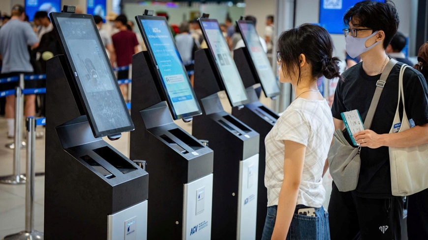 Rút Ngắn Thời Gian Làm Thủ Tục Hàng Không Với Quy Quy Trình Tự Động Tại Sân Bay Nội Bài