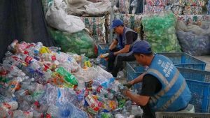 Trung Quốc Biến Rác Thải Nhựa Thành Nhiên Liệu Máy Bay Giá Rẻ